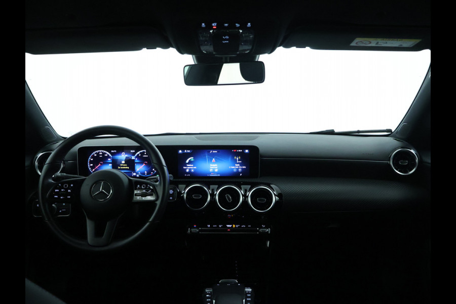 Mercedes-Benz CLA-Klasse 200 Business Solution | Led Koplampen | Spiegelpakket | Achteruitrijcamera | Stoelverwarming voor | Inclusief 24 maanden Mercedes-Benz Certified garantie voor Europa.