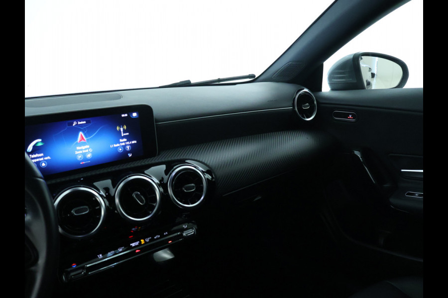Mercedes-Benz CLA-Klasse 200 Business Solution | Led Koplampen | Spiegelpakket | Achteruitrijcamera | Stoelverwarming voor | Inclusief 24 maanden Mercedes-Benz Certified garantie voor Europa.