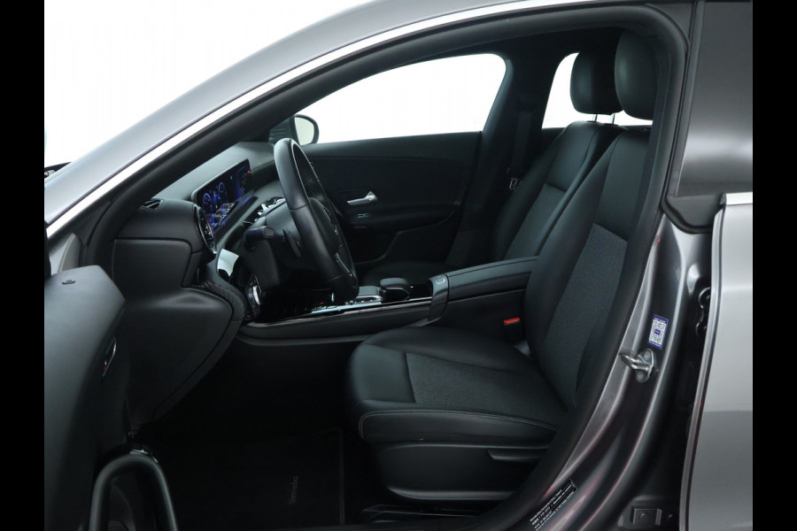 Mercedes-Benz CLA-Klasse 200 Business Solution | Led Koplampen | Spiegelpakket | Achteruitrijcamera | Stoelverwarming voor | Inclusief 24 maanden Mercedes-Benz Certified garantie voor Europa.