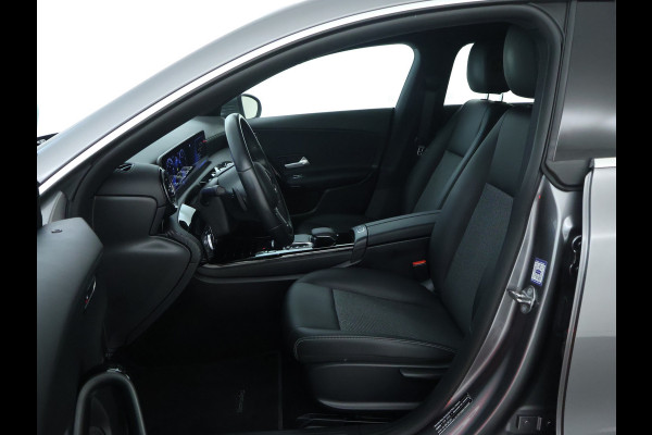 Mercedes-Benz CLA-Klasse 200 Business Solution | Led Koplampen | Spiegelpakket | Achteruitrijcamera | Stoelverwarming voor | Inclusief 24 maanden Mercedes-Benz Certified garantie voor Europa.