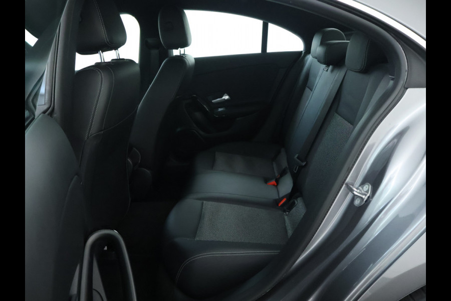 Mercedes-Benz CLA-Klasse 200 Business Solution | Led Koplampen | Spiegelpakket | Achteruitrijcamera | Stoelverwarming voor | Inclusief 24 maanden Mercedes-Benz Certified garantie voor Europa.
