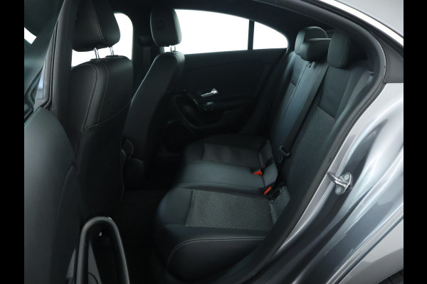 Mercedes-Benz CLA-Klasse 200 Business Solution | Led Koplampen | Spiegelpakket | Achteruitrijcamera | Stoelverwarming voor | Inclusief 24 maanden Mercedes-Benz Certified garantie voor Europa.