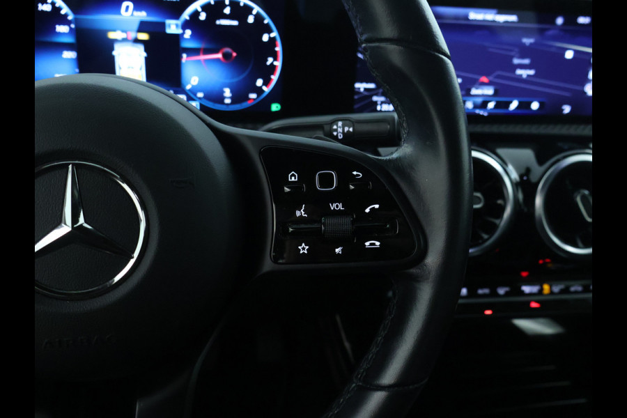 Mercedes-Benz CLA-Klasse 200 Business Solution | Led Koplampen | Spiegelpakket | Achteruitrijcamera | Stoelverwarming voor | Inclusief 24 maanden Mercedes-Benz Certified garantie voor Europa.