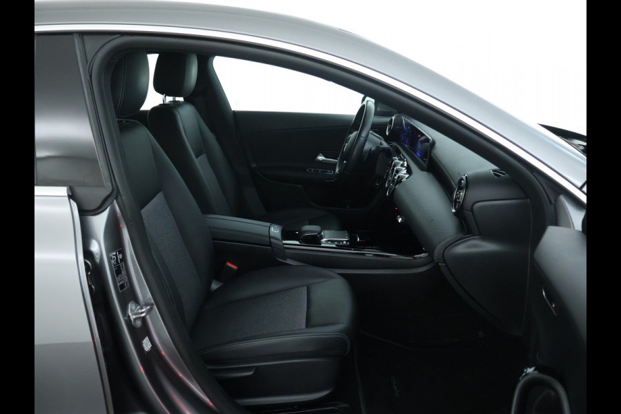 Mercedes-Benz CLA-Klasse 200 Business Solution | Led Koplampen | Spiegelpakket | Achteruitrijcamera | Stoelverwarming voor | Inclusief 24 maanden Mercedes-Benz Certified garantie voor Europa.