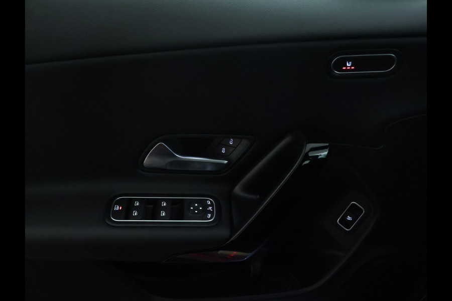 Mercedes-Benz CLA-Klasse 200 Business Solution | Led Koplampen | Spiegelpakket | Achteruitrijcamera | Stoelverwarming voor | Inclusief 24 maanden Mercedes-Benz Certified garantie voor Europa.
