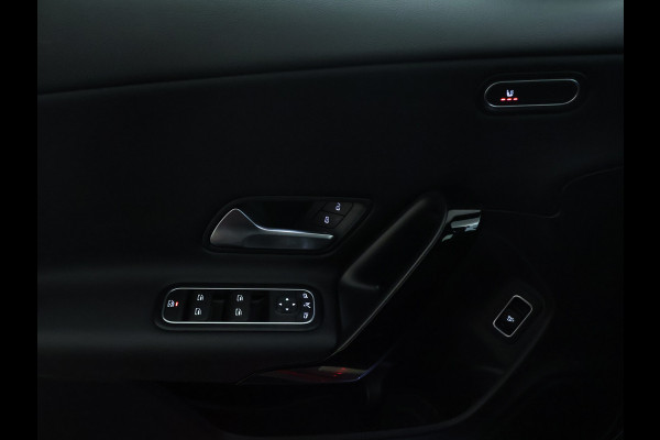 Mercedes-Benz CLA-Klasse 200 Business Solution | Led Koplampen | Spiegelpakket | Achteruitrijcamera | Stoelverwarming voor | Inclusief 24 maanden Mercedes-Benz Certified garantie voor Europa.