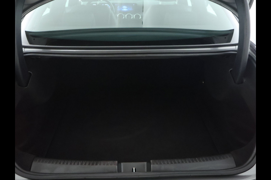 Mercedes-Benz CLA-Klasse 200 Business Solution | Led Koplampen | Spiegelpakket | Achteruitrijcamera | Stoelverwarming voor | Inclusief 24 maanden Mercedes-Benz Certified garantie voor Europa.