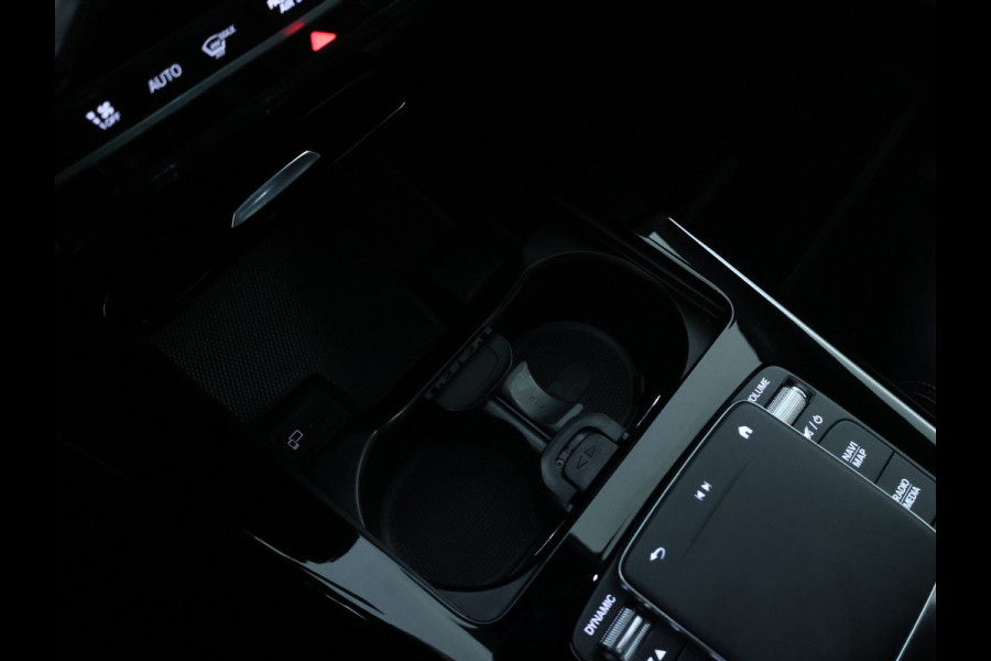Mercedes-Benz CLA-Klasse 200 Business Solution | Led Koplampen | Spiegelpakket | Achteruitrijcamera | Stoelverwarming voor | Inclusief 24 maanden Mercedes-Benz Certified garantie voor Europa.