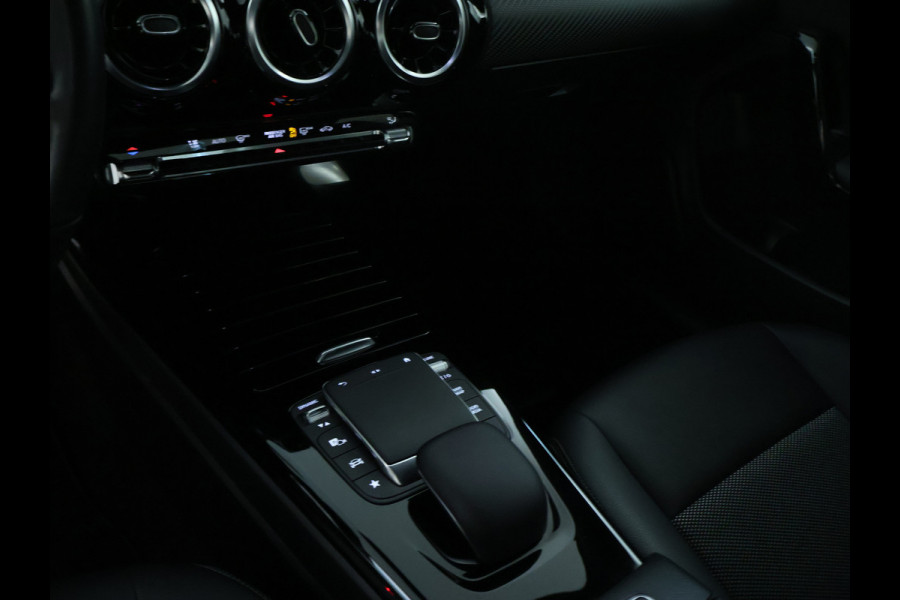 Mercedes-Benz CLA-Klasse 200 Business Solution | Led Koplampen | Spiegelpakket | Achteruitrijcamera | Stoelverwarming voor | Inclusief 24 maanden Mercedes-Benz Certified garantie voor Europa.