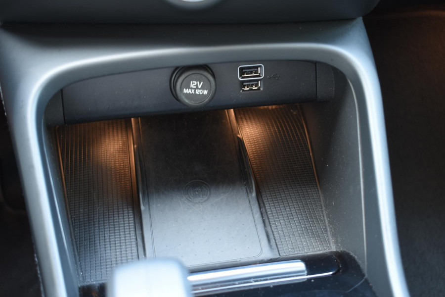 Volvo XC40 T4 211PK Automaat Inscription / Navigatie / Cruisecontrol / Lighting / Stoelverwarming / Stuurverwarming / Elektrische Stoelen / Harman Kardon / Trekhaak /