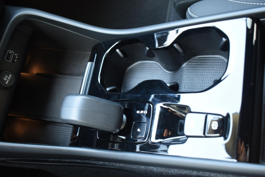 Volvo XC40 T4 211PK Automaat Inscription / Navigatie / Cruisecontrol / Lighting / Stoelverwarming / Stuurverwarming / Elektrische Stoelen / Harman Kardon / Trekhaak /