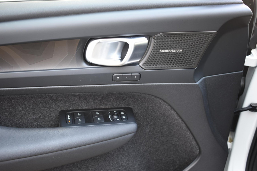 Volvo XC40 T4 211PK Automaat Inscription / Navigatie / Cruisecontrol / Lighting / Stoelverwarming / Stuurverwarming / Elektrische Stoelen / Harman Kardon / Trekhaak /