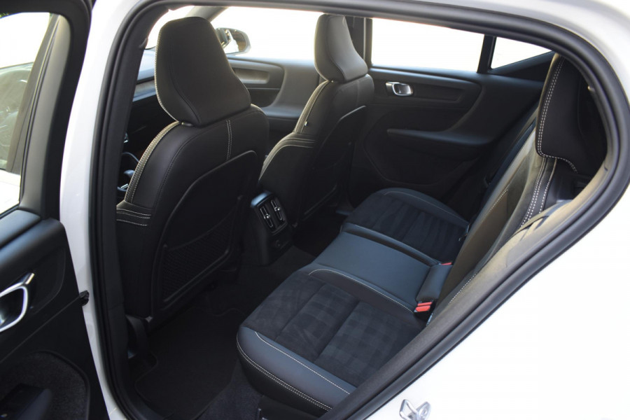 Volvo XC40 T4 211PK Automaat Inscription / Navigatie / Cruisecontrol / Lighting / Stoelverwarming / Stuurverwarming / Elektrische Stoelen / Harman Kardon / Trekhaak /