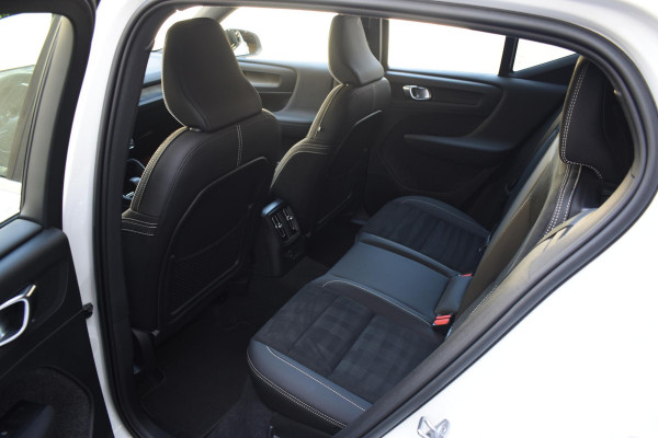 Volvo XC40 T4 211PK Automaat Inscription / Navigatie / Cruisecontrol / Lighting / Stoelverwarming / Stuurverwarming / Elektrische Stoelen / Harman Kardon / Trekhaak /