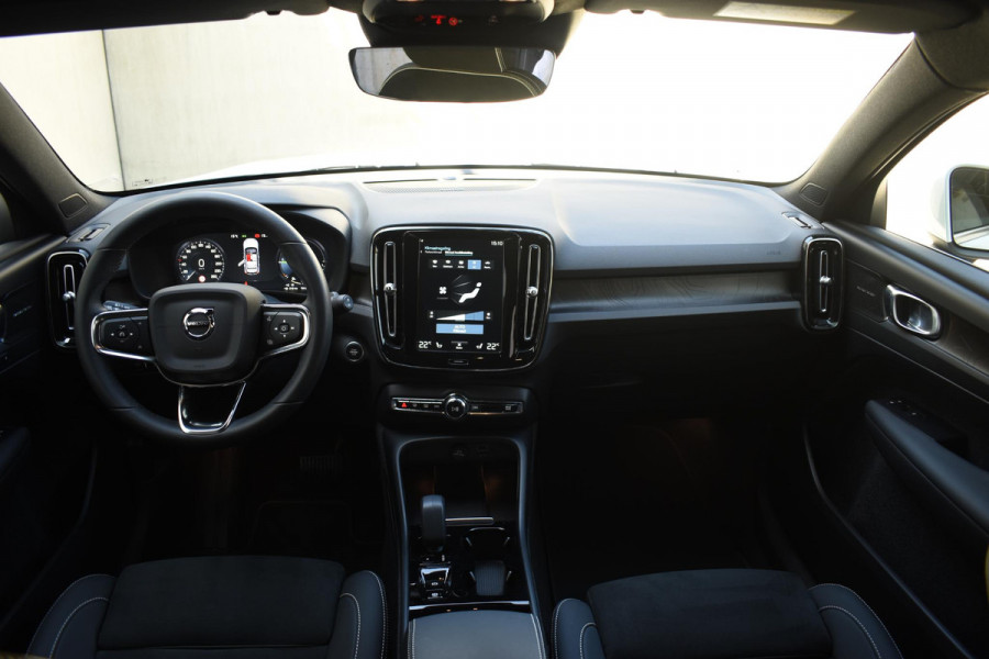 Volvo XC40 T4 211PK Automaat Inscription / Navigatie / Cruisecontrol / Lighting / Stoelverwarming / Stuurverwarming / Elektrische Stoelen / Harman Kardon / Trekhaak /
