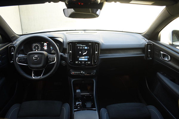 Volvo XC40 T4 211PK Automaat Inscription / Navigatie / Cruisecontrol / Lighting / Stoelverwarming / Stuurverwarming / Elektrische Stoelen / Harman Kardon / Trekhaak /