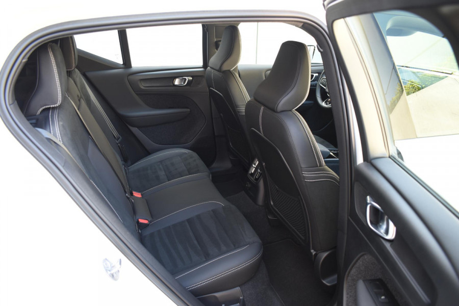 Volvo XC40 T4 211PK Automaat Inscription / Navigatie / Cruisecontrol / Lighting / Stoelverwarming / Stuurverwarming / Elektrische Stoelen / Harman Kardon / Trekhaak /