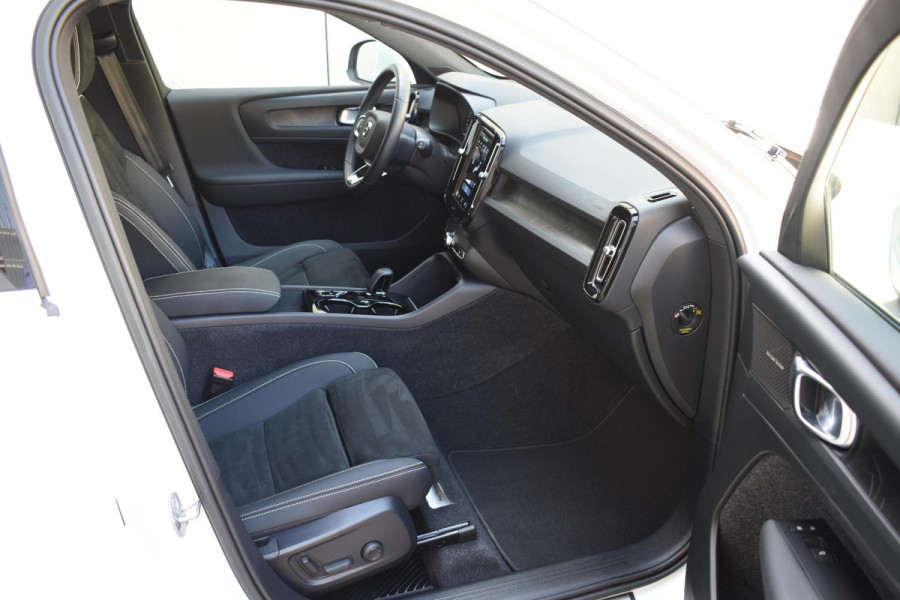 Volvo XC40 T4 211PK Automaat Inscription / Navigatie / Cruisecontrol / Lighting / Stoelverwarming / Stuurverwarming / Elektrische Stoelen / Harman Kardon / Trekhaak /