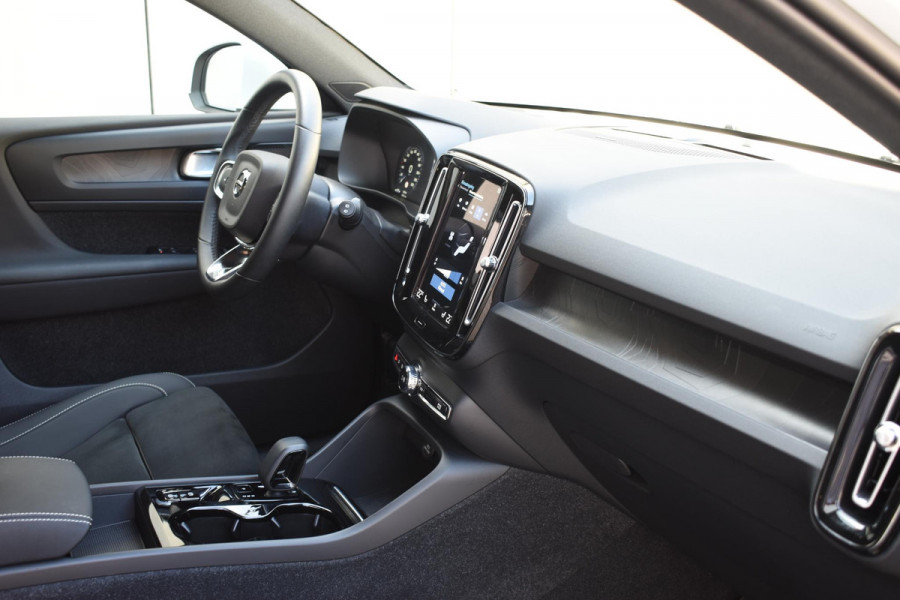 Volvo XC40 T4 211PK Automaat Inscription / Navigatie / Cruisecontrol / Lighting / Stoelverwarming / Stuurverwarming / Elektrische Stoelen / Harman Kardon / Trekhaak /