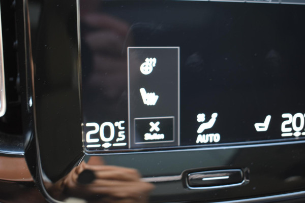 Volvo XC40 T4 211PK Automaat Recharge Inscription Expression / Navigatie / Cruisecontrol / Panoramadak / Stoelverwarming / Stuurverwarming / Elektrische Achterklep / Trekhaak /