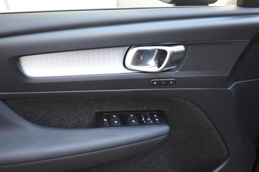 Volvo XC40 T4 211PK Automaat Recharge Inscription Expression / Navigatie / Cruisecontrol / Panoramadak / Stoelverwarming / Stuurverwarming / Elektrische Achterklep / Trekhaak /