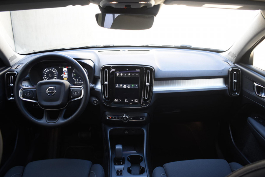 Volvo XC40 T4 211PK Automaat Recharge Inscription Expression / Navigatie / Cruisecontrol / Panoramadak / Stoelverwarming / Stuurverwarming / Elektrische Achterklep / Trekhaak /