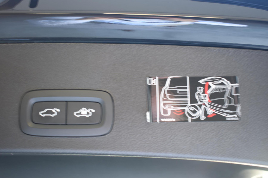 Volvo XC40 T4 211PK Automaat Recharge Inscription Expression / Navigatie / Cruisecontrol / Panoramadak / Stoelverwarming / Stuurverwarming / Elektrische Achterklep / Trekhaak /