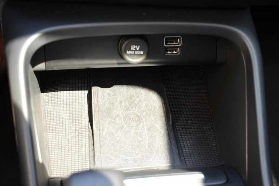 Volvo XC40 T4 211PK Automaat Recharge Inscription Expression / Navigatie / Cruisecontrol / Panoramadak / Stoelverwarming / Stuurverwarming / Elektrische Achterklep / Trekhaak /