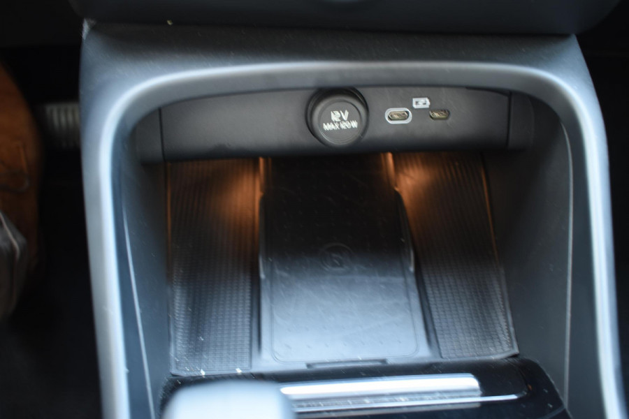 Volvo XC40 B4 211PK Automaat Plus Dark / Adaptieve Cruisecontrol / Parkeersensoren / Stoelverwarming / Stuurverwarming / Elektrische Stoelen / Trekhaak /