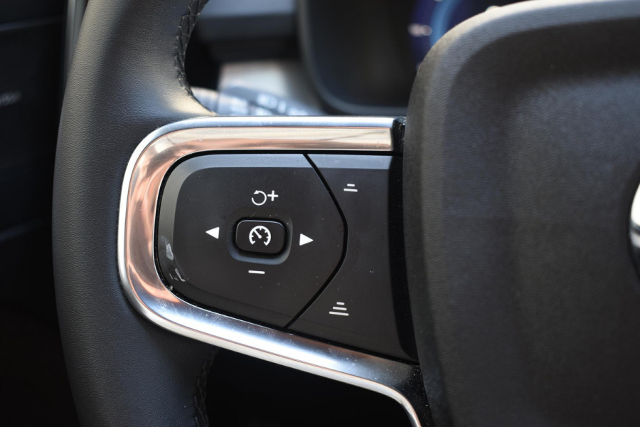 Volvo XC40 B4 211PK Automaat Plus Dark / Adaptieve Cruisecontrol / Parkeersensoren / Stoelverwarming / Stuurverwarming / Elektrische Stoelen / Trekhaak /
