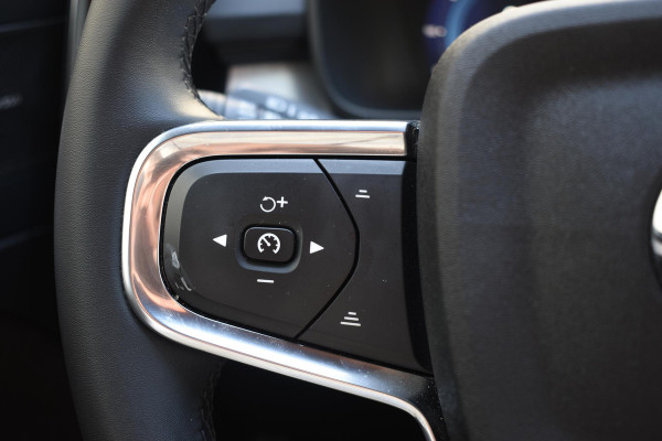 Volvo XC40 B4 211PK Automaat Plus Dark / Adaptieve Cruisecontrol / Parkeersensoren / Stoelverwarming / Stuurverwarming / Elektrische Stoelen / Trekhaak /