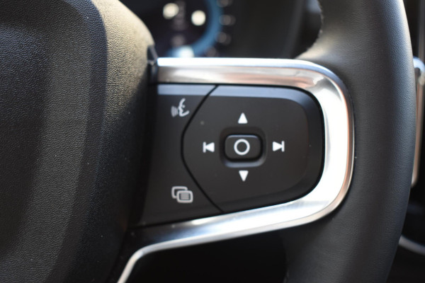 Volvo XC40 B4 211PK Automaat Plus Dark / Adaptieve Cruisecontrol / Parkeersensoren / Stoelverwarming / Stuurverwarming / Elektrische Stoelen / Trekhaak /