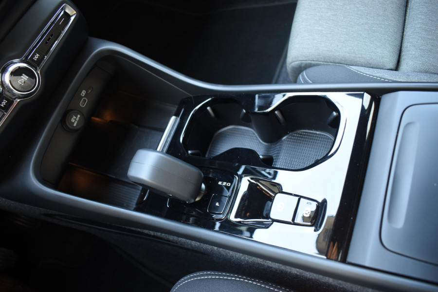 Volvo XC40 B4 211PK Automaat Plus Dark / Adaptieve Cruisecontrol / Parkeersensoren / Stoelverwarming / Stuurverwarming / Elektrische Stoelen / Trekhaak /