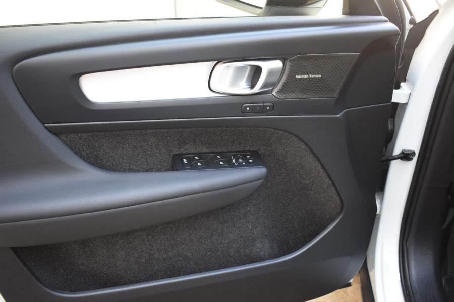 Volvo XC40 B4 211PK Automaat Plus Dark / Adaptieve Cruisecontrol / Parkeersensoren / Stoelverwarming / Stuurverwarming / Elektrische Stoelen / Trekhaak /