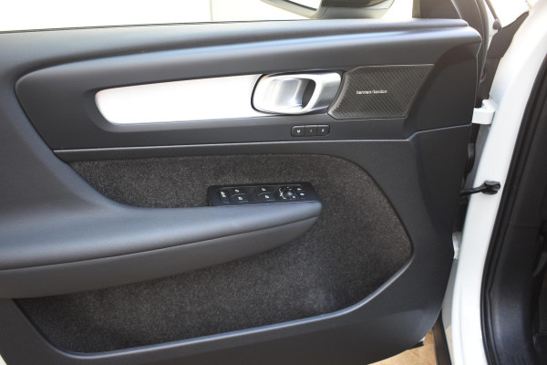 Volvo XC40 B4 211PK Automaat Plus Dark / Adaptieve Cruisecontrol / Parkeersensoren / Stoelverwarming / Stuurverwarming / Elektrische Stoelen / Trekhaak /