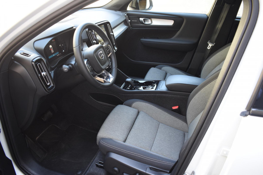 Volvo XC40 B4 211PK Automaat Plus Dark / Adaptieve Cruisecontrol / Parkeersensoren / Stoelverwarming / Stuurverwarming / Elektrische Stoelen / Trekhaak /