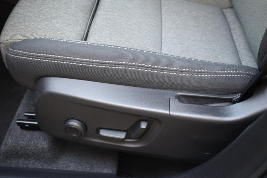 Volvo XC40 B4 211PK Automaat Plus Dark / Adaptieve Cruisecontrol / Parkeersensoren / Stoelverwarming / Stuurverwarming / Elektrische Stoelen / Trekhaak /