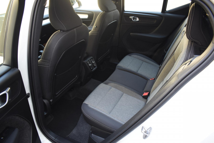 Volvo XC40 B4 211PK Automaat Plus Dark / Adaptieve Cruisecontrol / Parkeersensoren / Stoelverwarming / Stuurverwarming / Elektrische Stoelen / Trekhaak /
