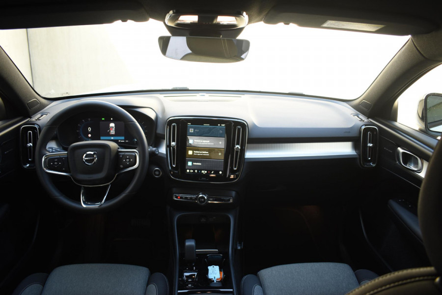 Volvo XC40 B4 211PK Automaat Plus Dark / Adaptieve Cruisecontrol / Parkeersensoren / Stoelverwarming / Stuurverwarming / Elektrische Stoelen / Trekhaak /
