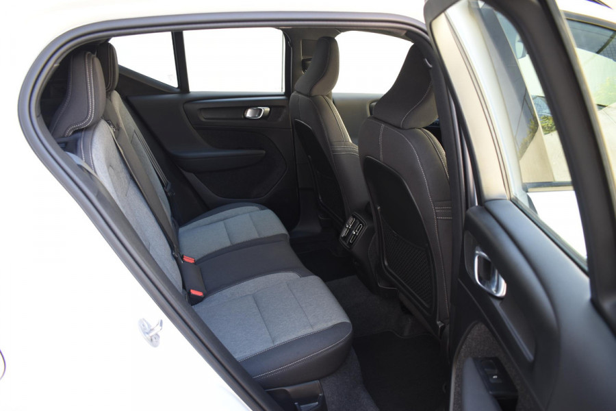 Volvo XC40 B4 211PK Automaat Plus Dark / Adaptieve Cruisecontrol / Parkeersensoren / Stoelverwarming / Stuurverwarming / Elektrische Stoelen / Trekhaak /