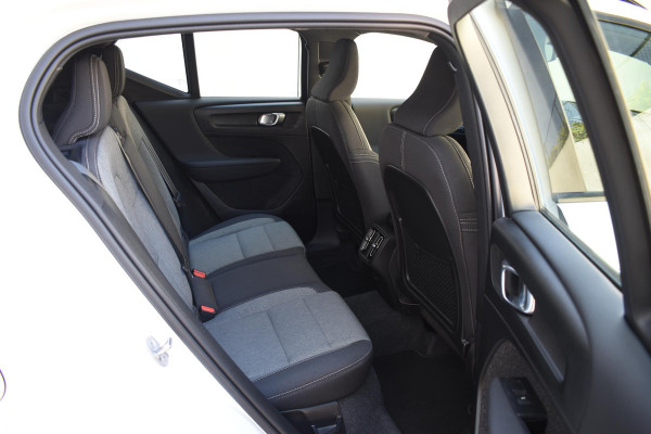 Volvo XC40 B4 211PK Automaat Plus Dark / Adaptieve Cruisecontrol / Parkeersensoren / Stoelverwarming / Stuurverwarming / Elektrische Stoelen / Trekhaak /