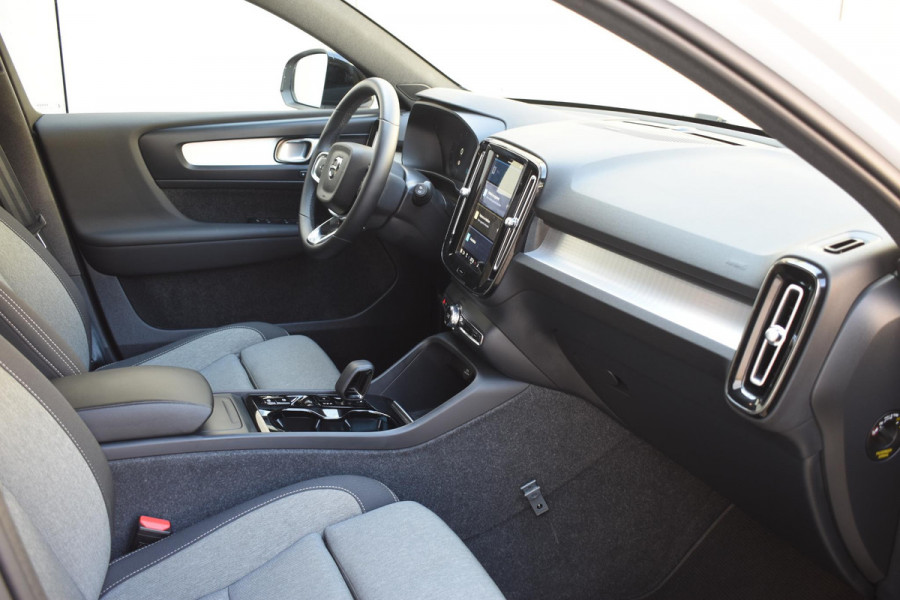 Volvo XC40 B4 211PK Automaat Plus Dark / Adaptieve Cruisecontrol / Parkeersensoren / Stoelverwarming / Stuurverwarming / Elektrische Stoelen / Trekhaak /