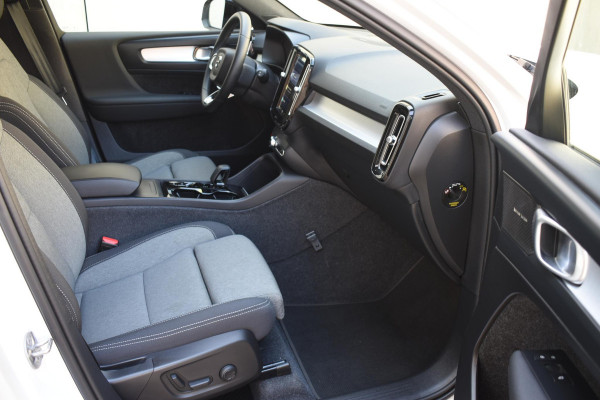 Volvo XC40 B4 211PK Automaat Plus Dark / Adaptieve Cruisecontrol / Parkeersensoren / Stoelverwarming / Stuurverwarming / Elektrische Stoelen / Trekhaak /