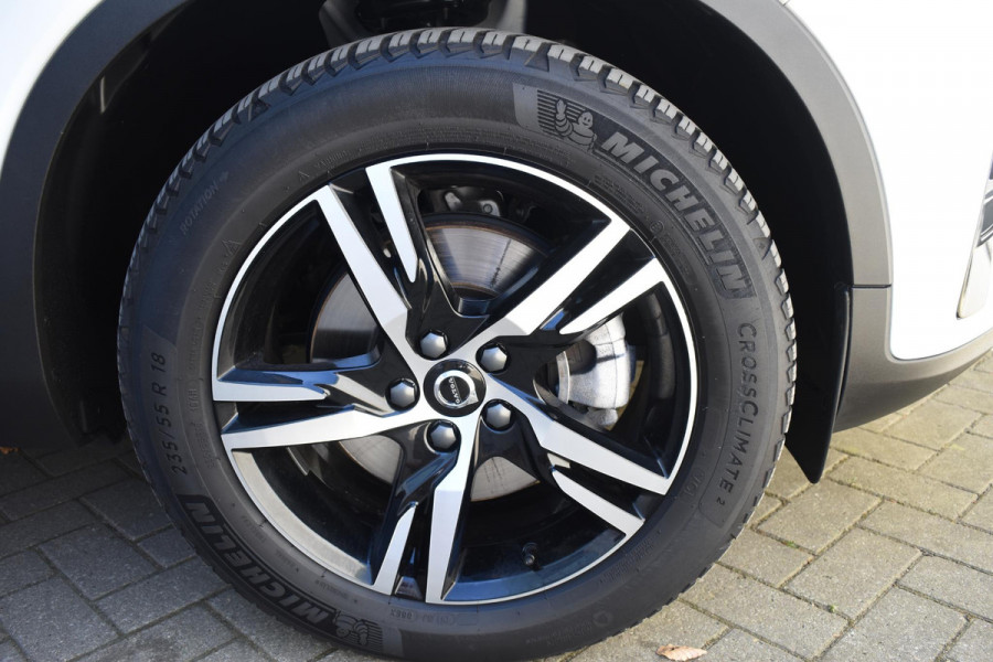 Volvo XC40 B4 211PK Automaat Plus Dark / Adaptieve Cruisecontrol / Parkeersensoren / Stoelverwarming / Stuurverwarming / Elektrische Stoelen / Trekhaak /