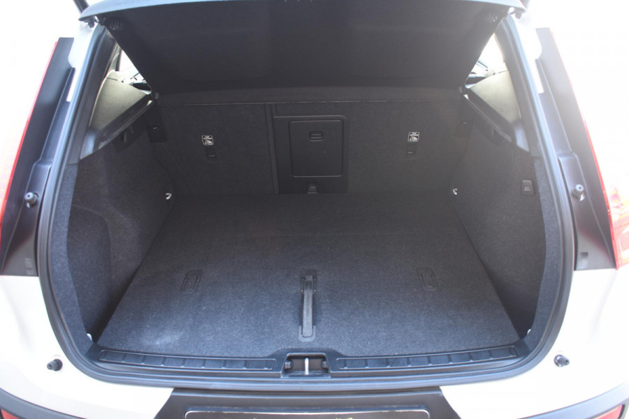 Volvo XC40 B4 211PK Automaat Plus Dark / Adaptieve Cruisecontrol / Parkeersensoren / Stoelverwarming / Stuurverwarming / Elektrische Stoelen / Trekhaak /