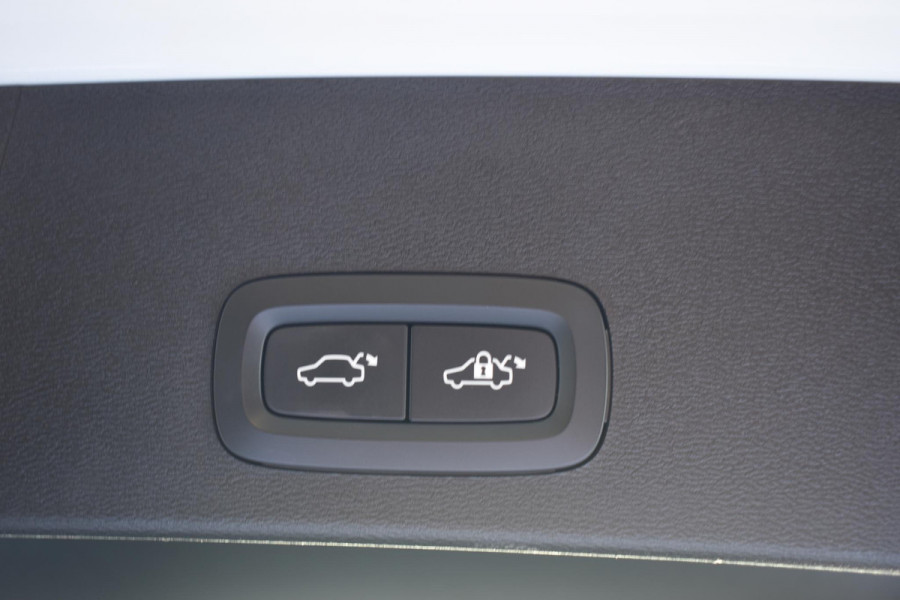 Volvo XC40 B4 211PK Automaat Plus Dark / Adaptieve Cruisecontrol / Parkeersensoren / Stoelverwarming / Stuurverwarming / Elektrische Stoelen / Trekhaak /