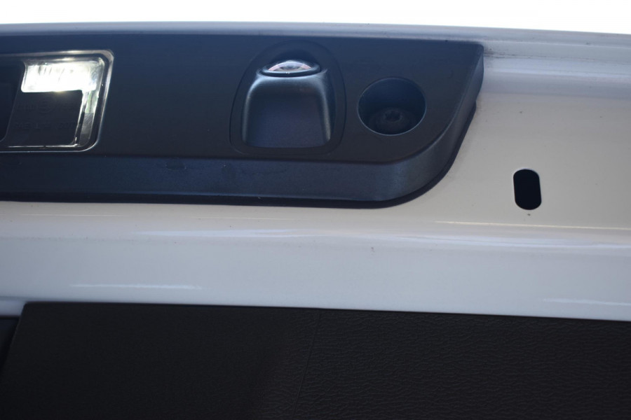 Volvo XC40 B4 211PK Automaat Plus Dark / Adaptieve Cruisecontrol / Parkeersensoren / Stoelverwarming / Stuurverwarming / Elektrische Stoelen / Trekhaak /