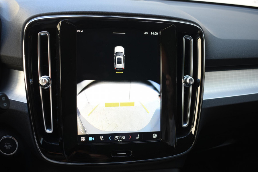 Volvo XC40 B4 211PK Automaat Plus Dark / Adaptieve Cruisecontrol / Parkeersensoren / Stoelverwarming / Stuurverwarming / Elektrische Stoelen / Trekhaak /