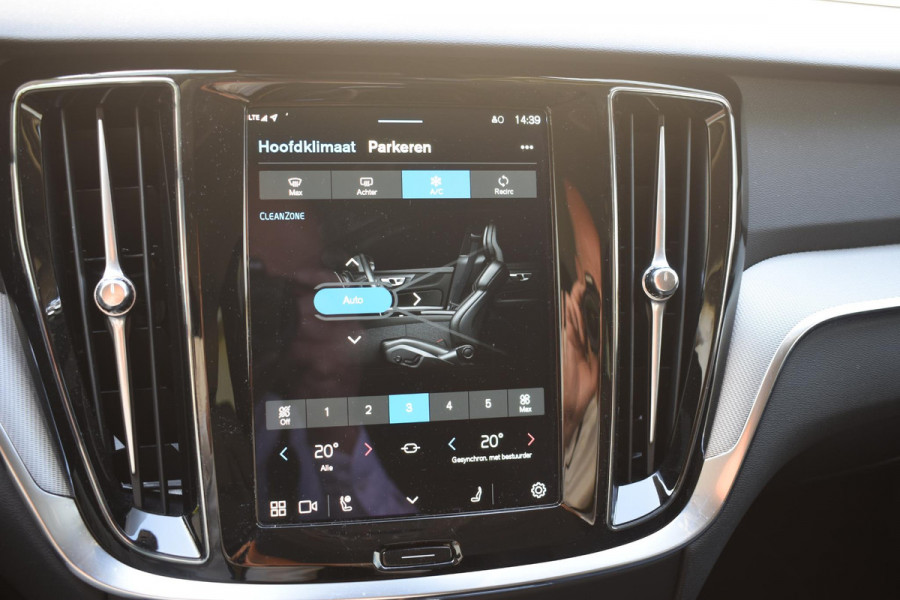 Volvo V60 T6 350PK Automaat AWD Plus Dark / Adaptieve Cruisecontrol / Parkeersensoren / Stoelverwarming / Stuurverwarming / Lighting / Elektrische Stoelen /