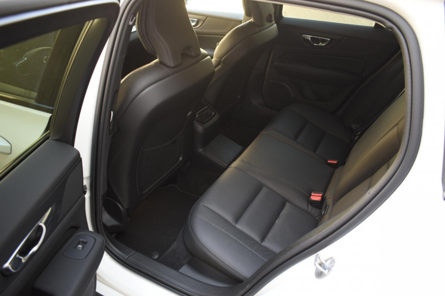 Volvo V60 T6 350PK Automaat AWD Plus Dark / Adaptieve Cruisecontrol / Parkeersensoren / Stoelverwarming / Stuurverwarming / Lighting / Elektrische Stoelen /